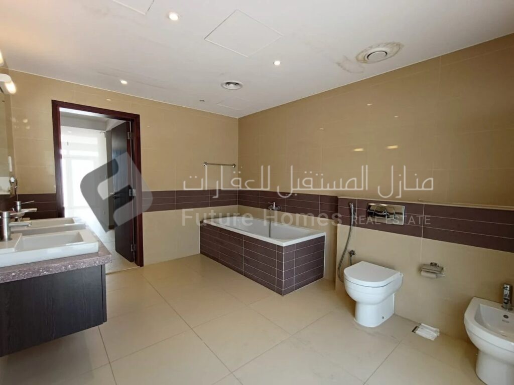 Large en-suite bathroom